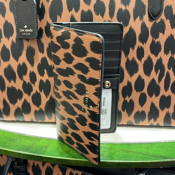 Kate Spade Schuyler Large Slim Bifold Wallet
COLOR:
Multi
NWT - Picture 6 of 16